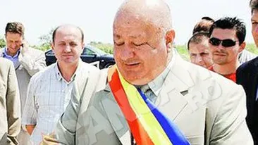 Primarul din Butimanu marturiseste in declaratia de avere ca tine la saltea 600.000 de euro si 500.000 de lei! Isi apara comoara cu pistolul