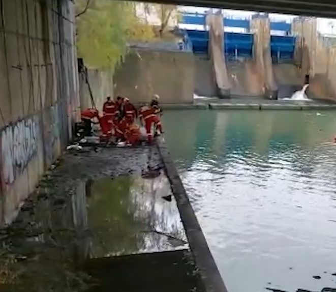 Un bărbat de 35 de ani a murit după ce a căzut cu mașina în râul Dâmbovița, de pe Podul Ciurel din București | FOTO