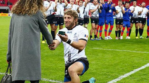 În 2015, imaginile cu rugbyistul român au făcut înconjurul planetei. A cerut-o de soţie pe celebrul Wembley, iar acum...