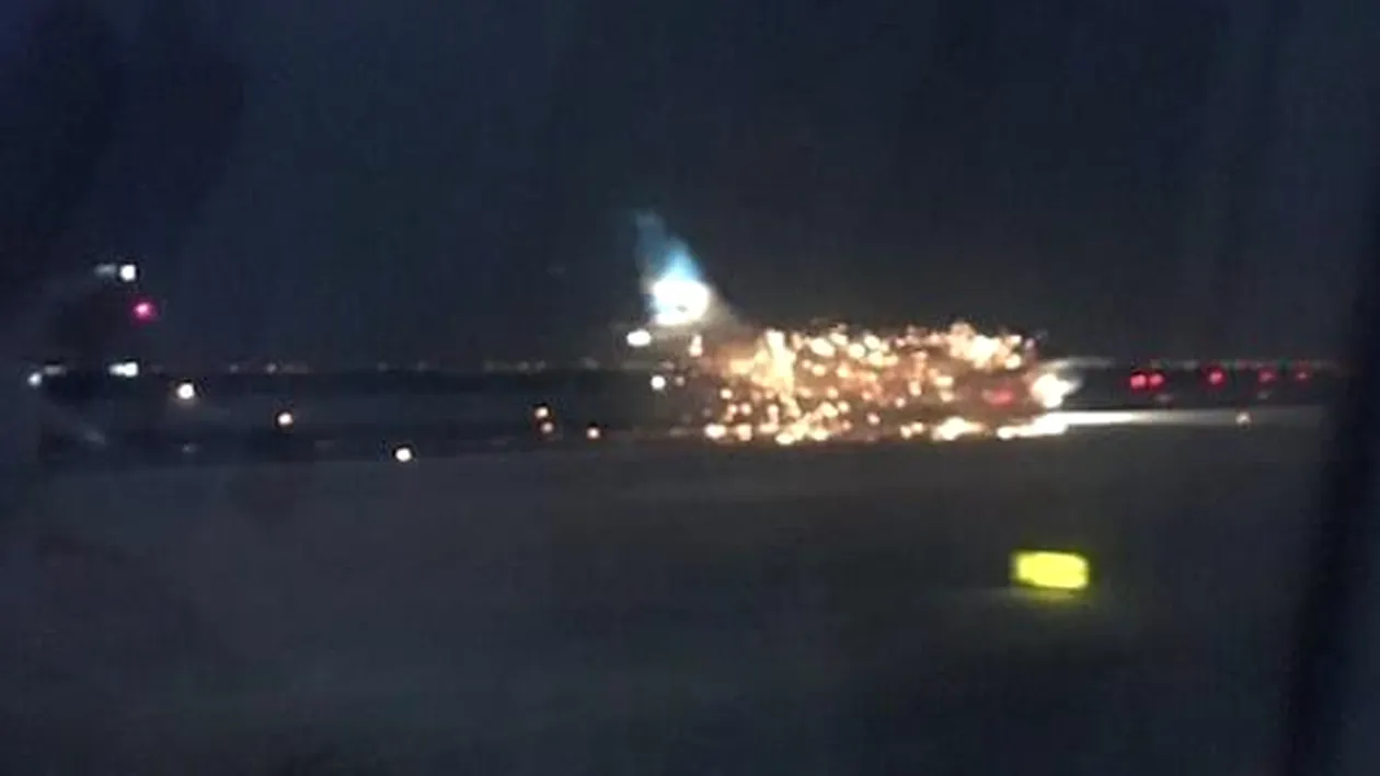 Scene incredibile pe aeroportul din NEW YORK! S-a auzit o explozie, apoi un avion de pasageri a luat foc în timpul decolării