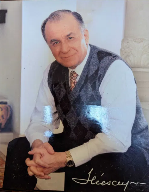 Multe dintre fotografiile vândute acum pe site-urile de profil sunt din seria celor distribuite alegătorilor în campaniile electorale ale lui Ion Iliescu foto: OLX