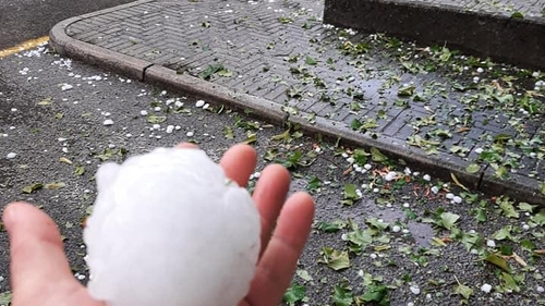 Vremea a făcut RAVAGII în România. Grindina a distrus munca oamenilor: „Nu mai e nimic!”