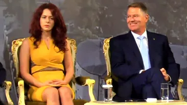 Prezență super-sexy lângă președintele Iohannis, la Iași, la deschiderea anului universitar. Cine e studenta care l-a făcut pe șeful statului să zâmbească larg