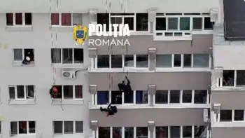 Intervenție dramatică în Sectorul 6! Mascații au escaladat un bloc pentru a salva o femeie