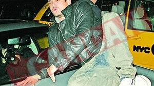 S-a urcat pe masina paparazzilor