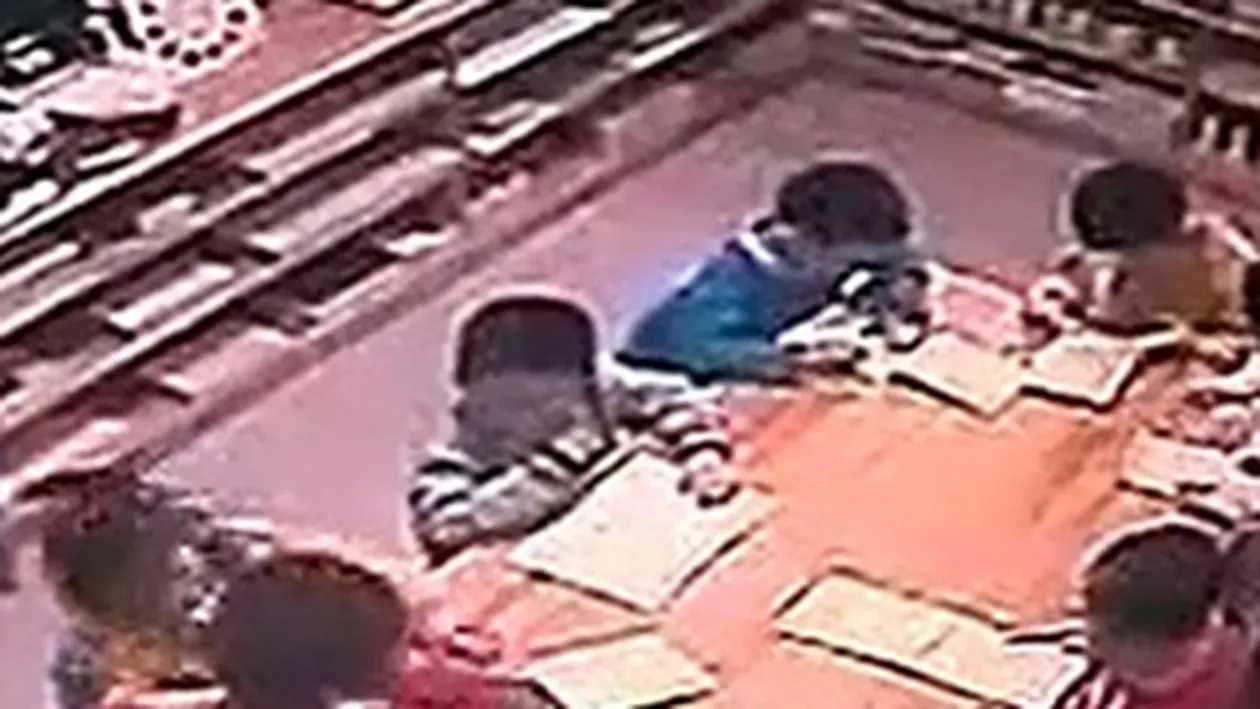 VIDEO Educatoare surprinsa in timp ce loveste de 120 de ori copiii pe care trebuia sa-i ingrijeasca