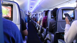 Pasagerii care ascultă muzică fără căști vor fi dați jos din avion. Compania aeriană care a luat deja decizia