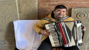 Povestea de viață a lui Fănel, românul care cântă pe străzile din Bologna ca să-și întrețină familia. I-a impresionat pe italieni!