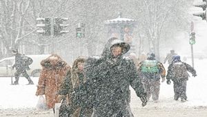 Avertizare ANM. Primăvara începe cu o zi de iarnă în toată regula. Ninsori și zăpadă spulberată în România