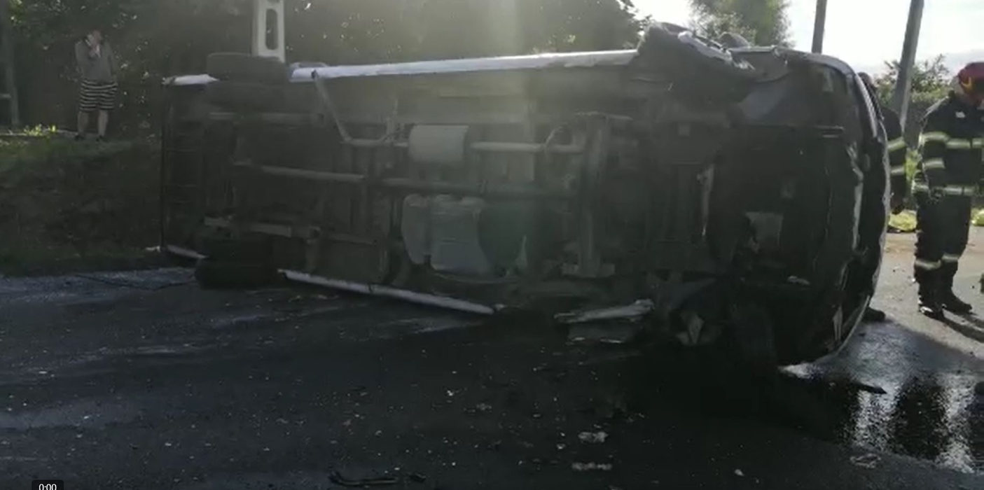 Accident înfiorător în Dâmbovița: un microbuz cu elevi s-a răsturnat după ce s-a izbit de o mașină: 2 morți și 9 răniți | VIDEO