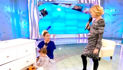 Simona Gherghe ia lecţii de cum să fie mamă de fetiţă de la Sânziana Buruiană! Cum s-a purtat cu fetiţa blondei