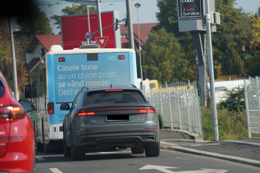 Mihai Gruia conduce un Audi Q8