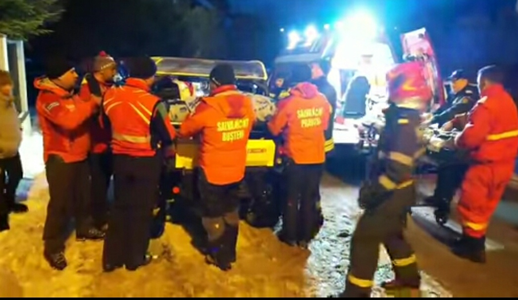 Incident în a doua zi de Crăciun. Un adolescent de 15 ani a fost la un pas de moarte, după ce s-a prăbușit într-o râpă din Munții Baiului