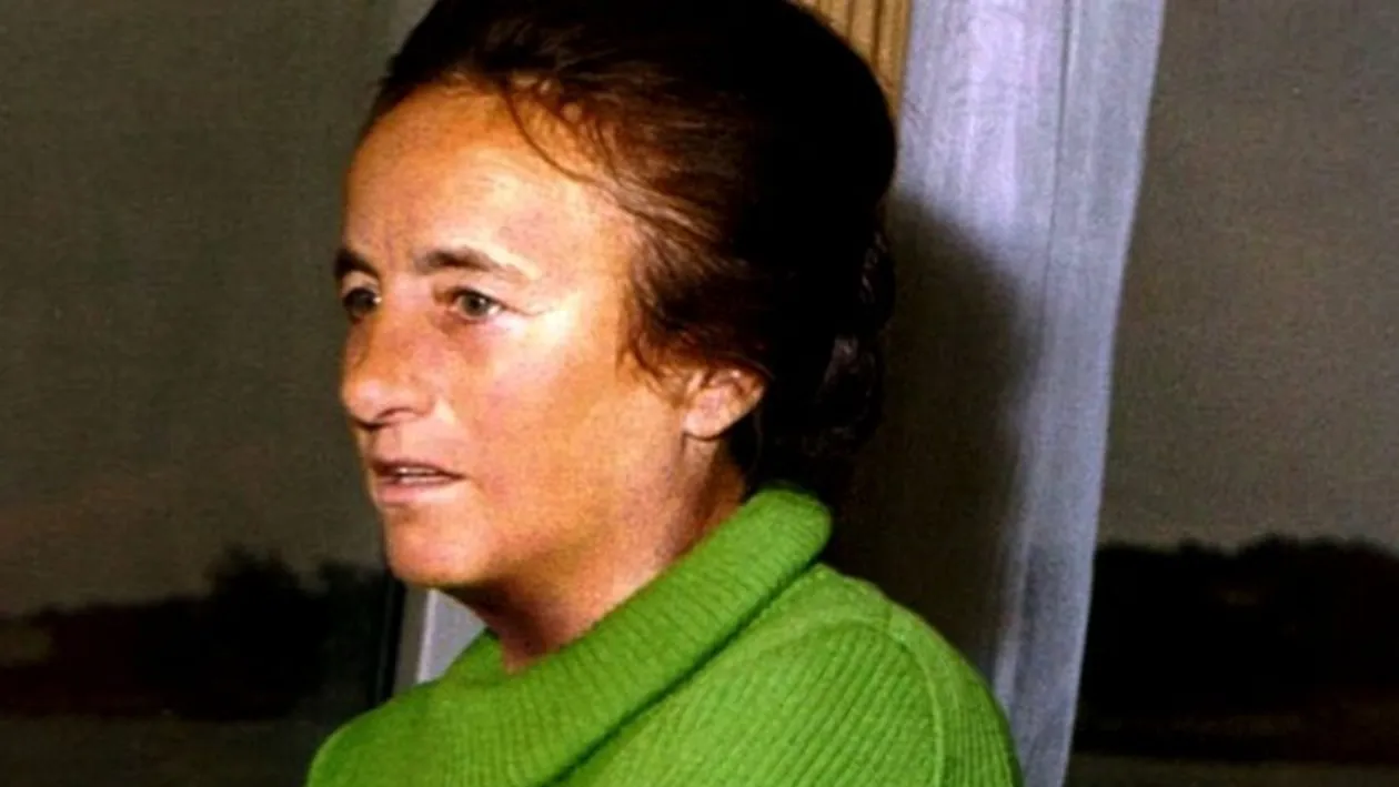 Ce poreclă rușinoasă avea Elena Ceaușescu. Motivul: Nu purta niciodată lenjerie pe sub rochii sau fustițe