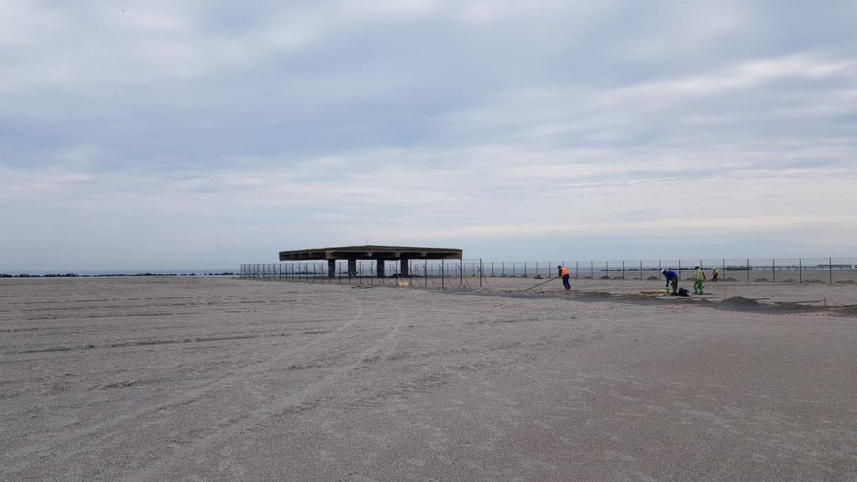 Cât de mult s-a lărgit plaja de la Mamaia! Imaginile spun totul: abia se vede marea