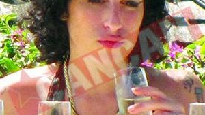 Amy cerseste bautura clientilor