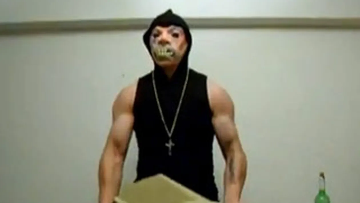 VIDEO Antrenamentul de dupa Revelion! Vezi cum un smecher isi lucreaza bicepsii cu bidonul de tuica si cu monitorul de la calculator! La final se premiaza cu vin direct din sticla!