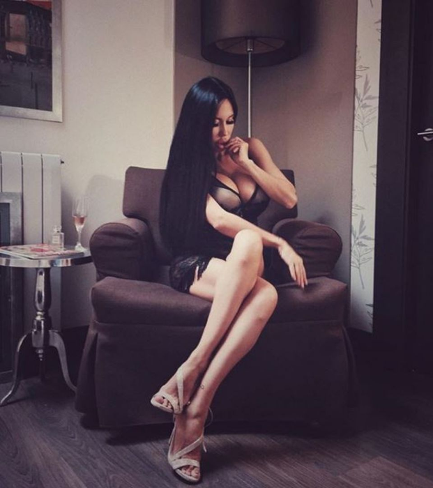 Încă o gravidă în showbizul din România! O fostă prezentatoare s-a pozat cu burtica la vedere într-un costum de baie sexy
