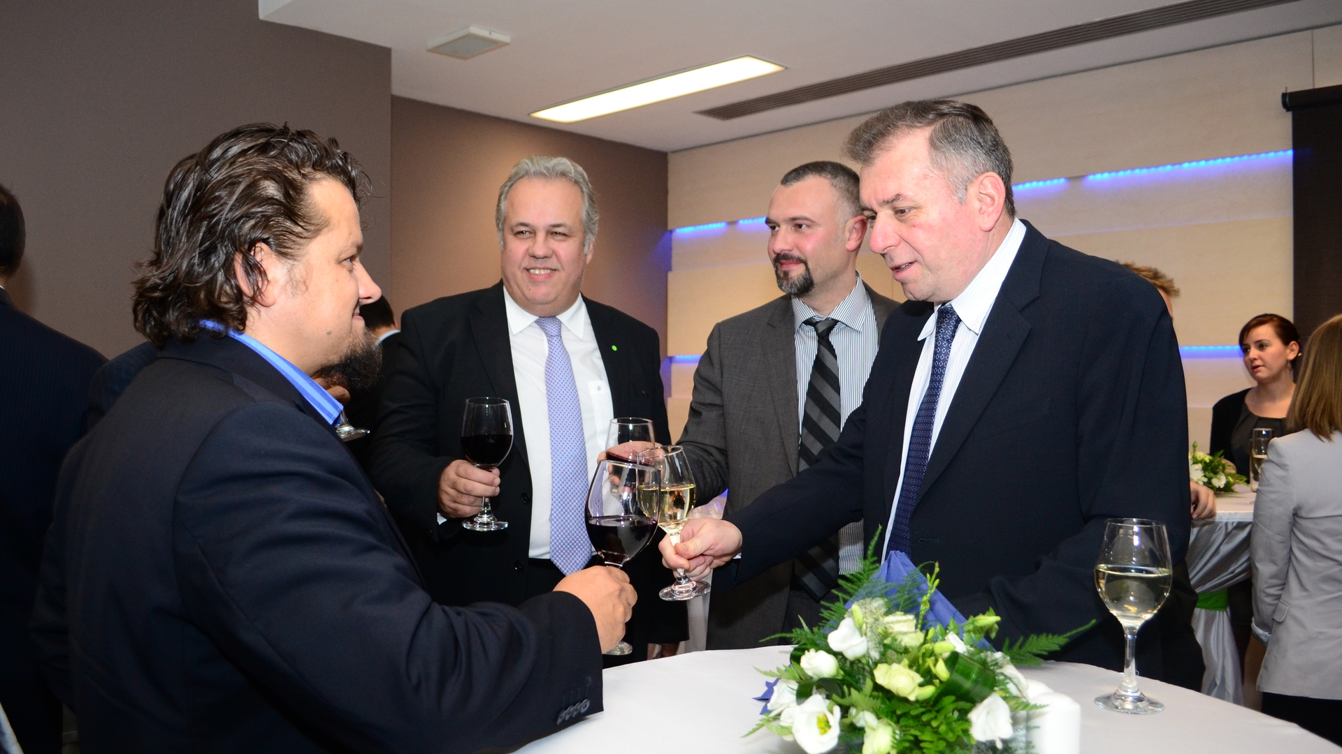 Frăţia milionarilor! Cei mai bogaţi clujeni au ciocnit un şpriţ, în premieră!