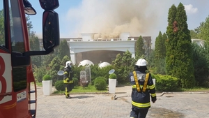 Incendiu de proporții la Ambasad’Or, complexul deținut de Nicușor Stan. VIDEO