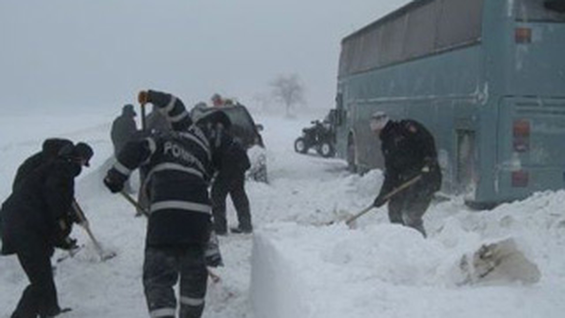 Sapte autocare au ramas blocate in nameti timp de 7 ore pe DN 3!