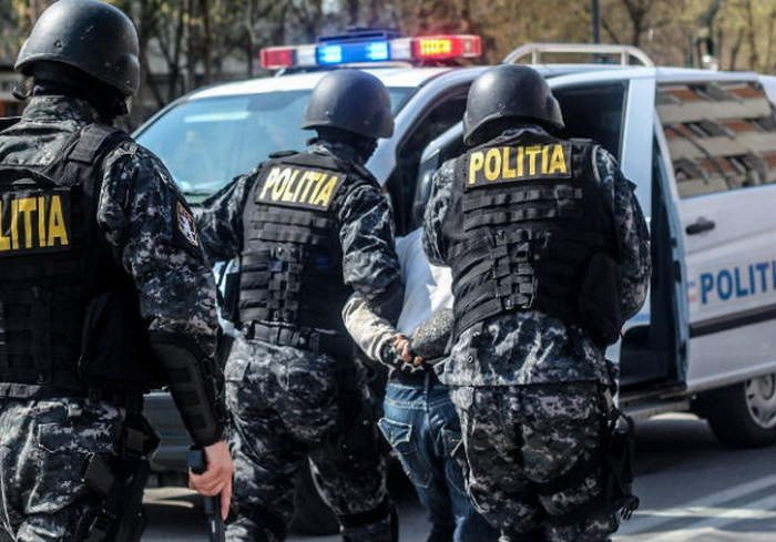 Se întâmplă în România şi nu este o poveste! Un poliţist a furat toate lemnele de foc din postul de poliţie
