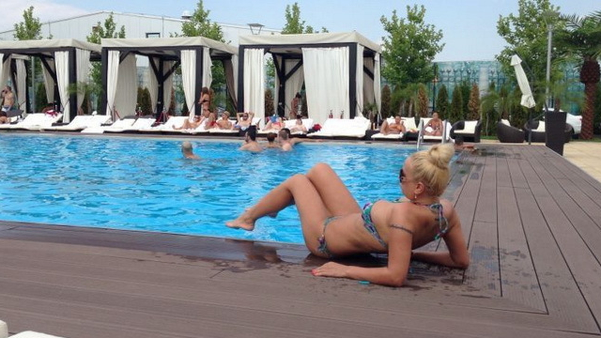S-a intamplat in Bucuresti, la piscina! Afla ce vedeta a ramas fara sutien cand a vrut sa iasa din apa! Totul a fost fotografiat!