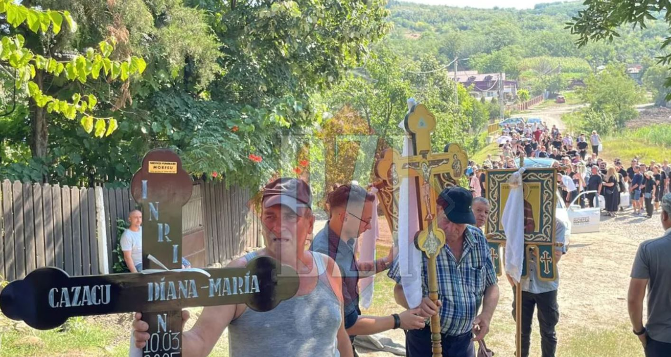 Imaginile durerii! Maria Diana, tânăra care a sfârșit tragic pe Jepii Mici, condusă pe ultimul drum