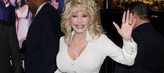 Nepotul lui Dolly Parton, acuzat că a încercat să evite primirea unei citații. Locuința bărbatului, blocată cu sârmă ghimpată