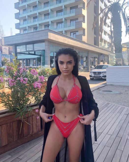 Karmen și-a pus silicoane XXL? Fiica lui Adi Minune, cu cel mai obraznic decolteu și a fost luată la mișto: “Să nu-ți cadă «baloanele» ?” | FOTO