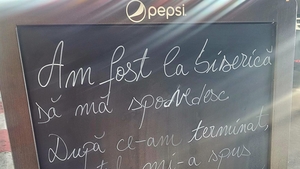 Mesajul viral scris pe tăblița de intrare al unui restaurant! Clienții au izbucnit în râs când au citit