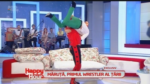 Măruţă, luat pe sus în propria emisiune. Celebrul wrestler Michael Majalahti l-a ridicat într-o mână şi a dat cu el "de pământ"