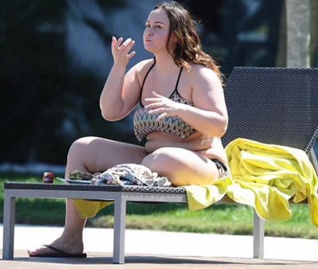 Acest fotomodel a lăsat pe toată lumea cu gura căscată! A apărut la piscină aproape dezbrăcată!