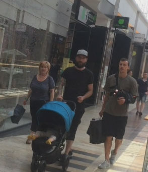 Operat la umăr, Vlad Chiricheș s-a relaxat în mall, în compania unui prieten