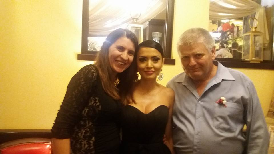Vedeta şi-a etalat bustul generos într-o rochie decoltată.