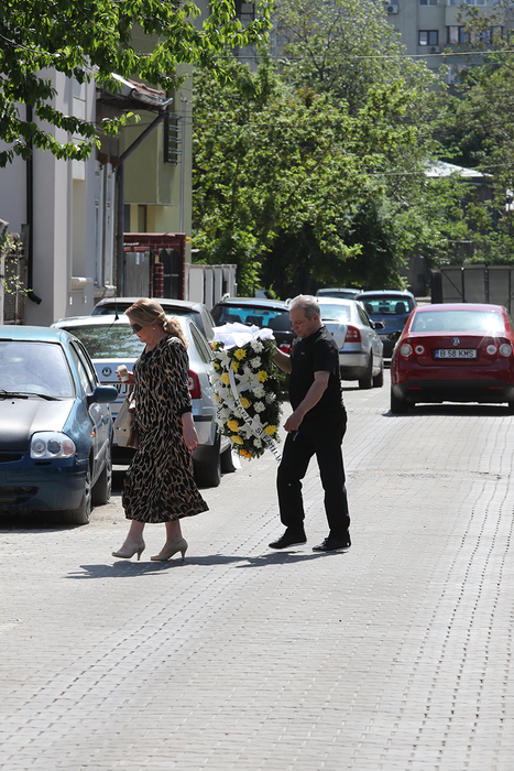 Maria Cârneci și soțul ei traversează către casa lui Nelu Ploieșteanu
