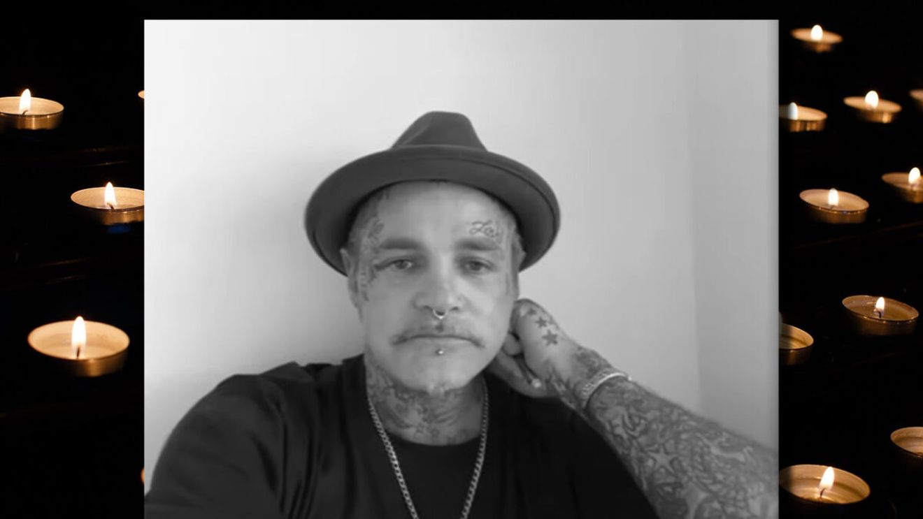 Shifty Shellshock, solistul trupei Crazy Town, a murit la 49 de ani