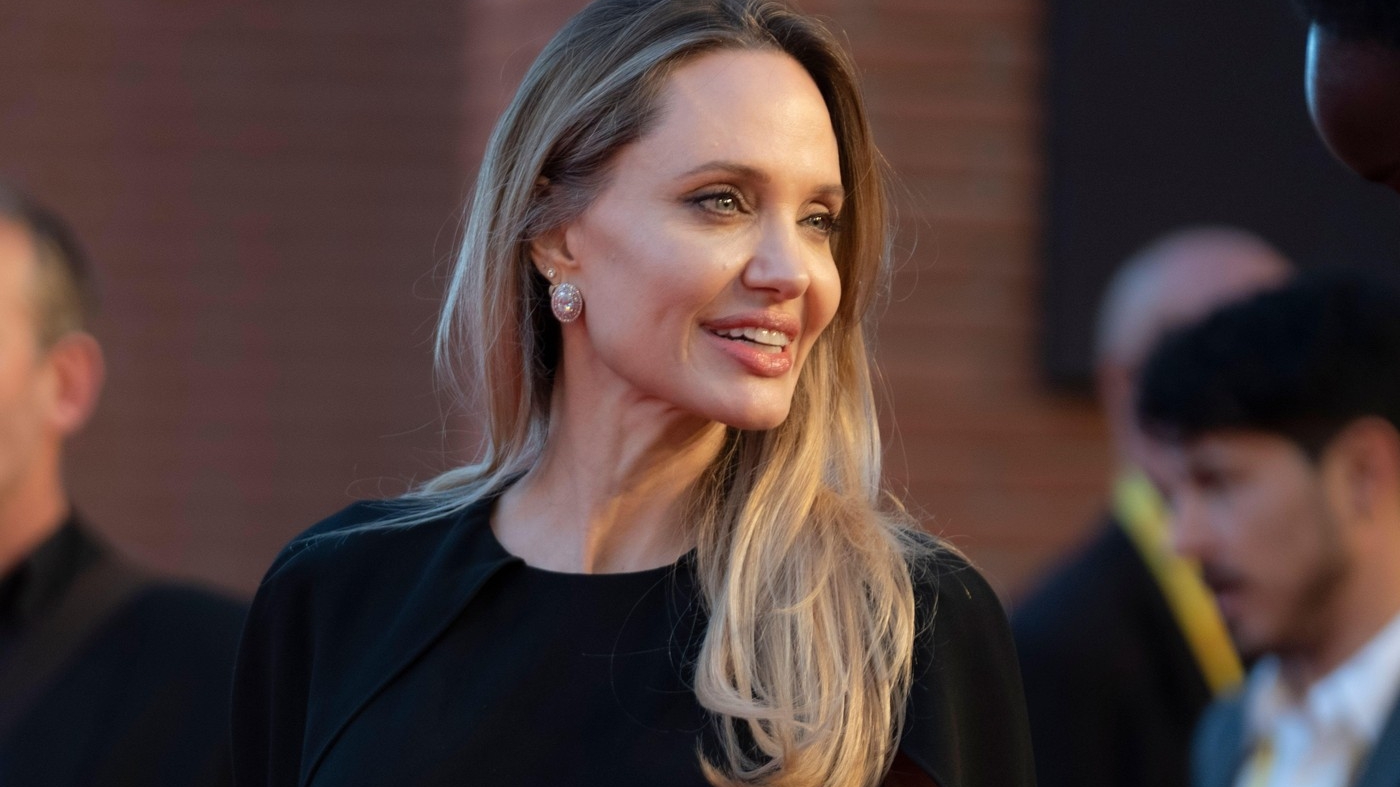 Angelina Jolie își dezvăluie cicatricile rămase după mastectomie. Mesajul emoționant al actriței