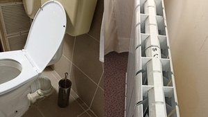 Ce a păţit o femeie care a rezervat un sejur de 3 nopţi, într-un hotel de 4 stele din Sinaia: "Prizele se mişcau pe perete"