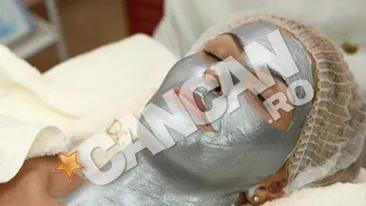 N-ai vazut-o niciodata asa! Ghici ce blonda celebra se ascunde sub aceasta masca de argint?