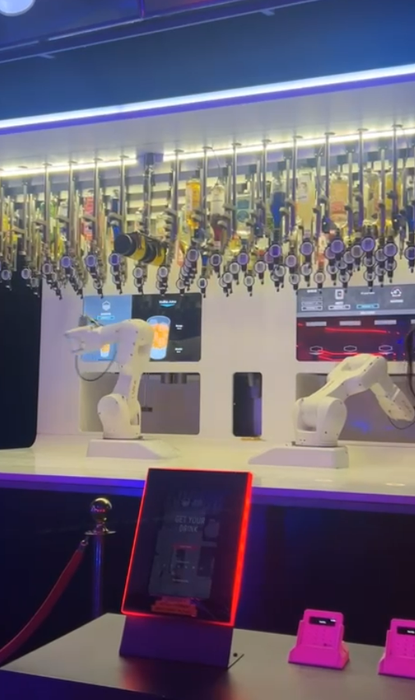 Check in | Experiența la un club tematic din Praga. Petrecere la -10°C și roboți care mi-au preparat o băutură