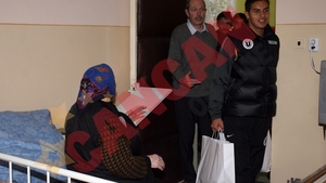 Mos Craci"U"n a mers la batrani si orfani din Cluj