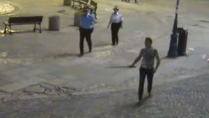 Un bărbat de 31 de ani înarmat cu o sabie își căuta soacra prin Centrul Vechi! Individul voia să o pedepsească
