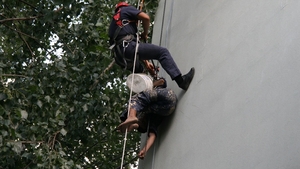Faceti cunostinta cu alpinistii de la ISU Bucuresti! Ei salveaza si oameni, dar si pisicile speriate din copaci!