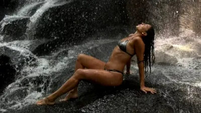 FOTO. Mihaela Buzărnescu, apariție senzuală în costum de baie! Cum arată la 37 de ani