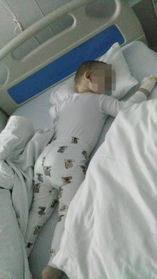 Băiețelul de un an și nouă luni al Ancuței, diagnosticat cu bronșiolită