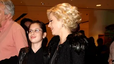 Ce mult a crescut fata Loredanei!  La 14 ani, Elena a ajuns o domnisoara cocheta care mosteneste pasiunea mamei pentru moda. Vezi aici imagini cu cele doua imbracate similar