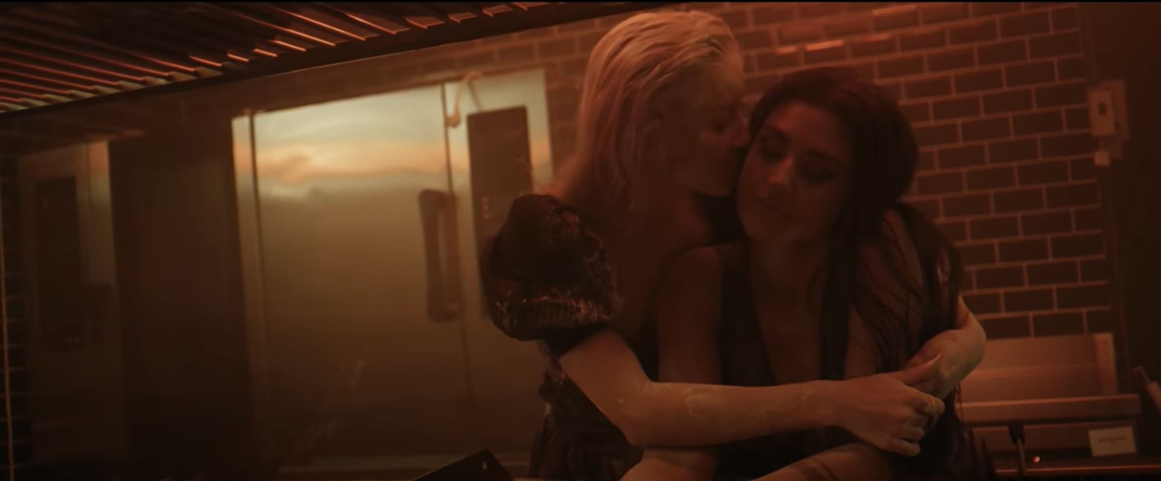 Antonia și Alina Ceușan, filmate în ipostaze ca-n filmele pentru adulți în cel mai nou clip al cântăreței! S-au atins pasional în zone intime și au flirtat una cu cealaltă | VIDEO