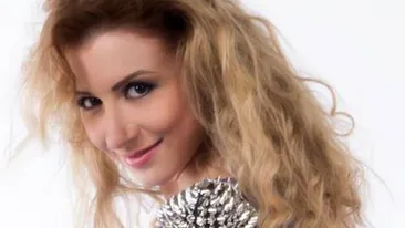 Lovita numai de ghinioane! Dupa ce tatal ei s-a sinucis, o celebra cantareata si-a anulat nunta in ultimul moment!