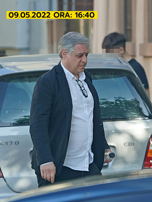 Alexandre Eram privește în jos, resemnat. Ce gânduri îl amăgesc pe milionarul trist? / (Foto: CANCAN.RO)